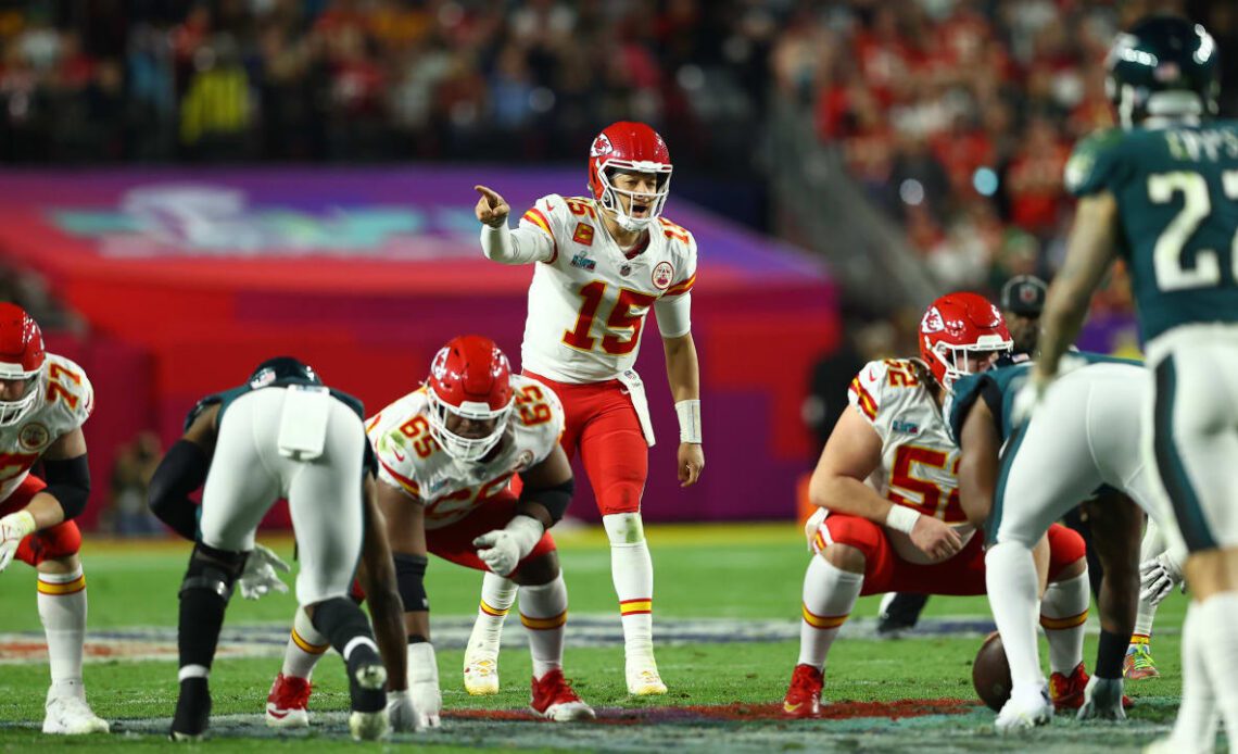 Patrick Mahomes Shows Off Connection with JuJu Smith-Schuster for an 8-Yard Completion
