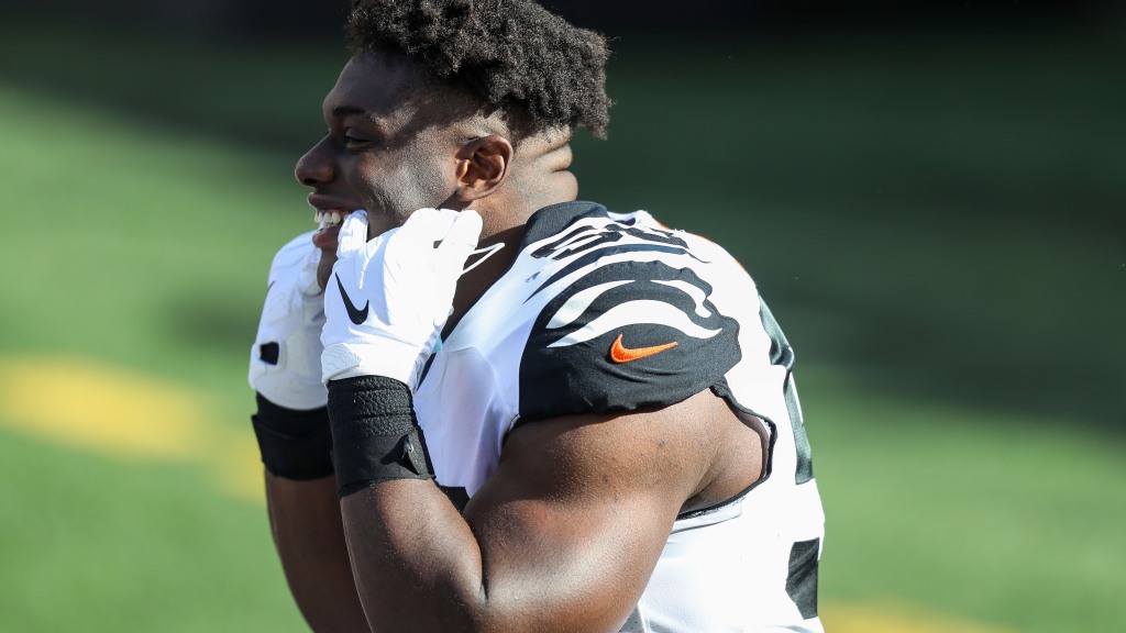 Should Bengals consider reunion with Carl Lawson if Jets cut DE? VCP