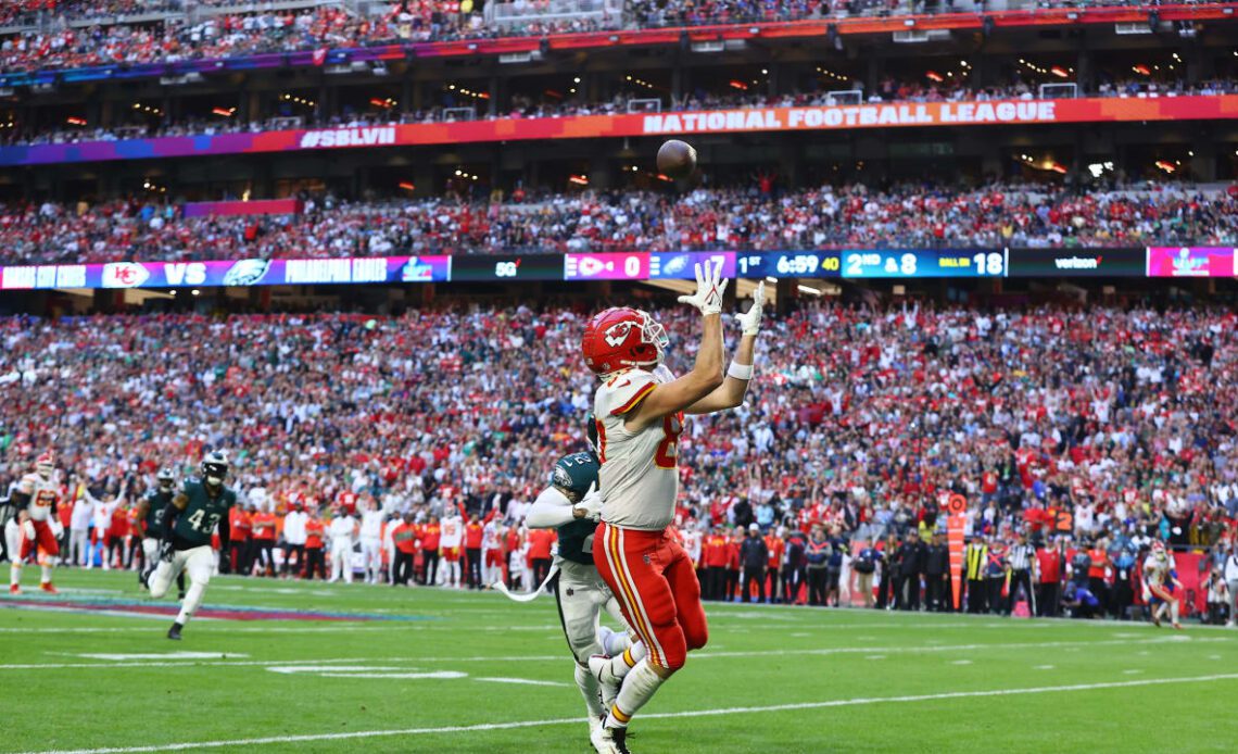 TOUCHDOWN: Patrick Mahomes' 18-Yard Loft Lands in Travis Kelce's Grasp for an Opening-Drive Score