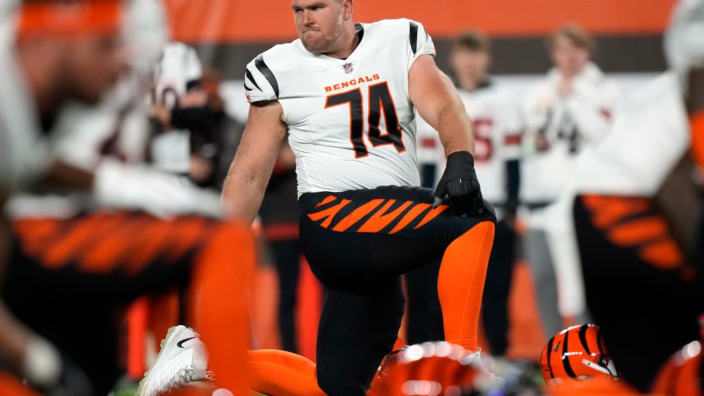 Bengals bring back G Max Scharping in free agency