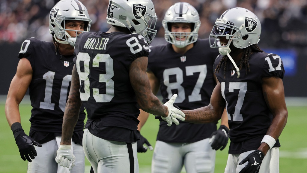 Darren Waller trade official, Raiders hit dozen 2023 draft picks