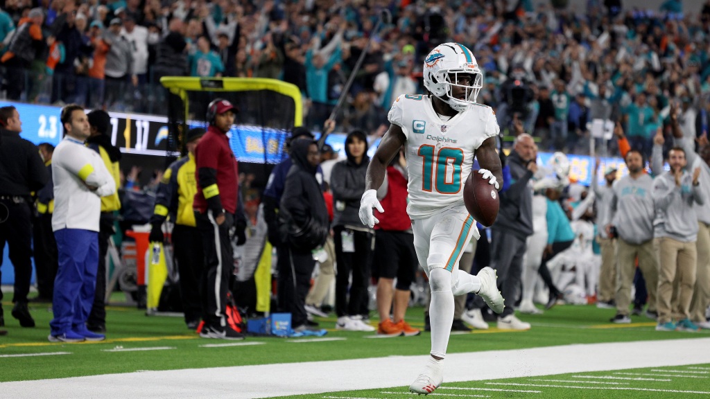 Dolphins restructure WR Tyreek Hill’s contract