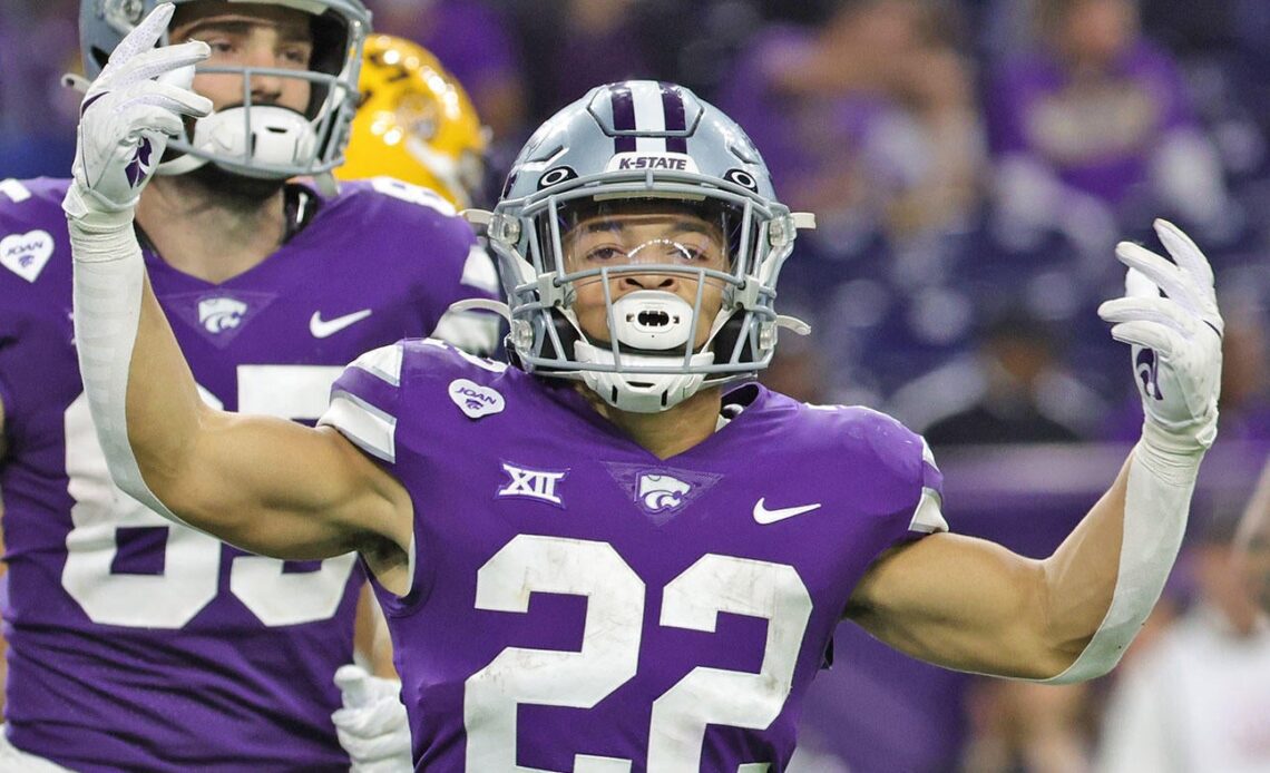Cowboys select RB Deuce Vaughn and his emotional father gets to make the call from team's draft room