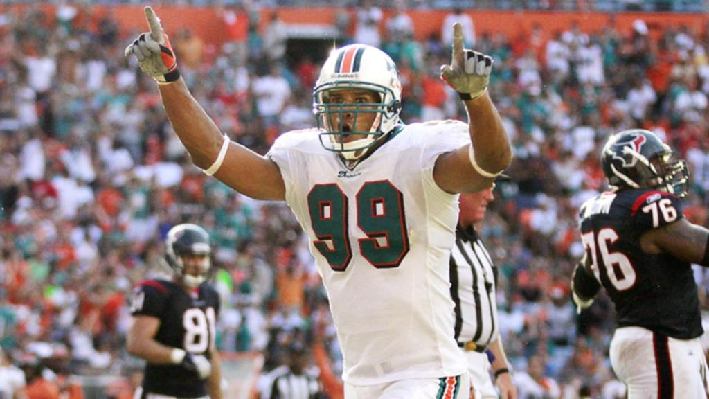 Former Dolphin Jason Taylor learns a haka at ‘Luau with Tua’