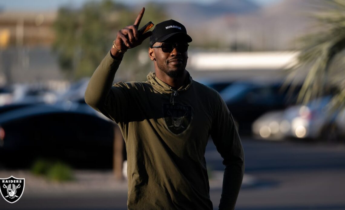 Photos: Raiders arrive for start of 2023 voluntary offseason program