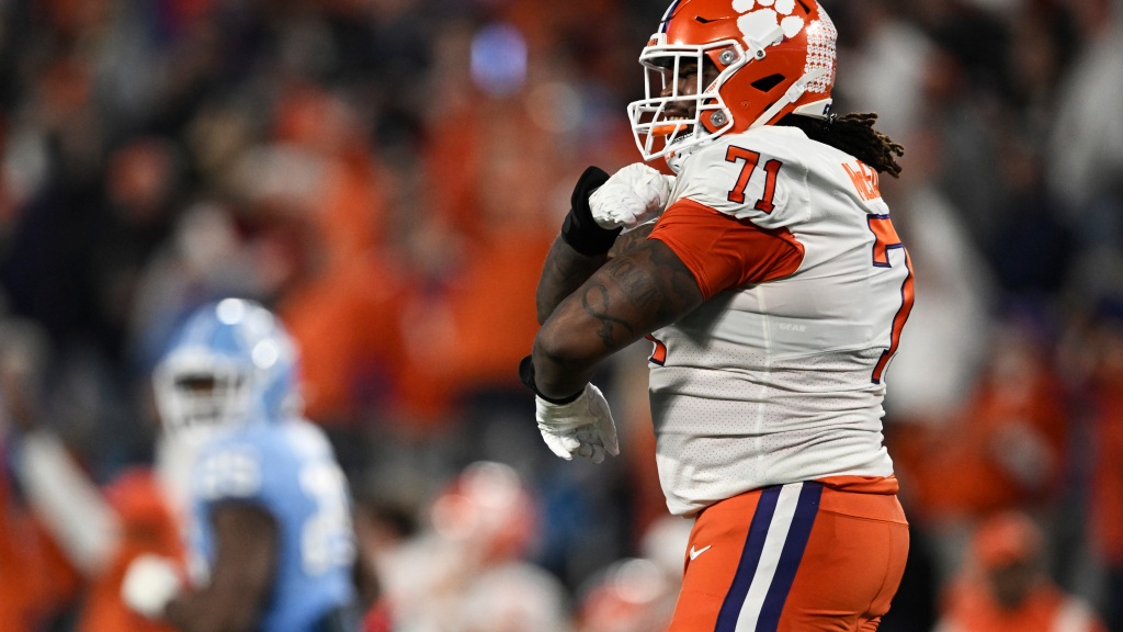 Watch highlights of new Chargers OL Jordan McFadden