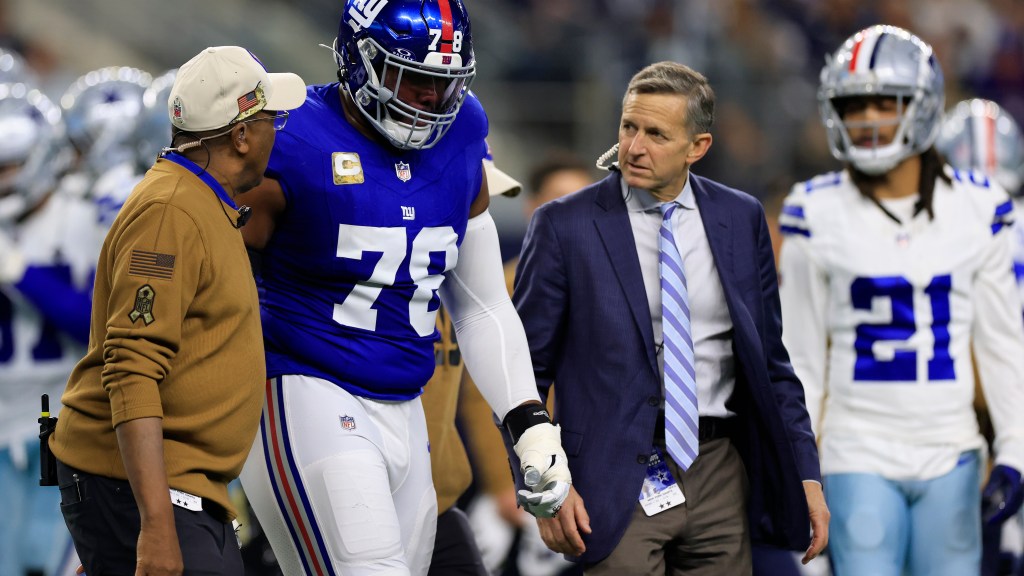 New York Giants’ Andrew Thomas playing with sprained MCL