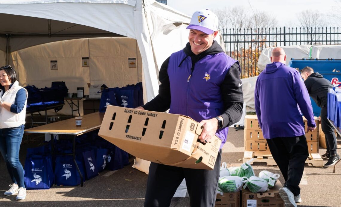 Vikings Partner with UnitedHealthcare for Thanksgiving Meal Distribution