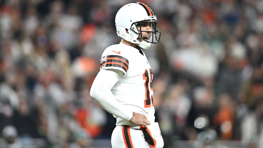 Ex-Jets Elijah Moore, Joe Flacco team up for 6 to expand lead