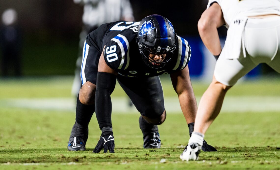 DeWayne Carter gets ready to the snap