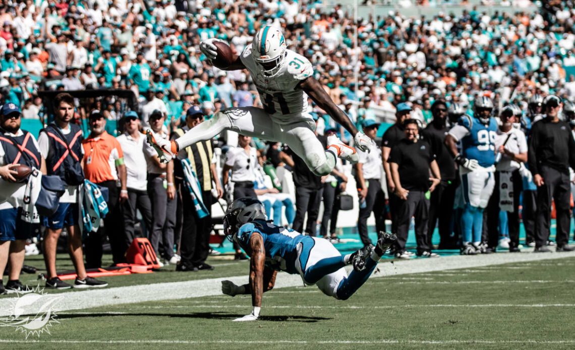 Raheem Mostert Goes WAY Upstairs for Eye-Popping Hurdle in Red Zone