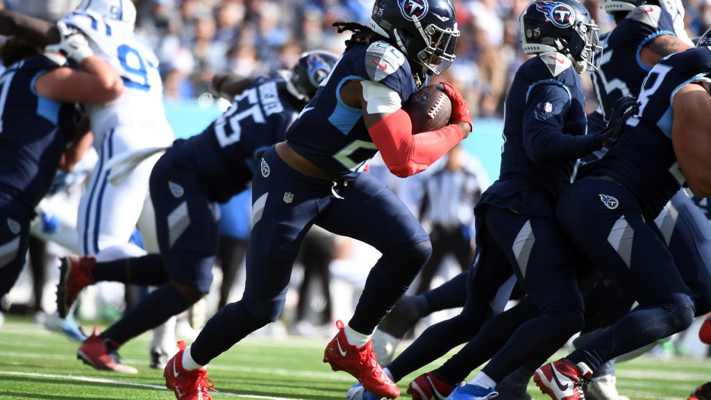 Derrick Henry treats Tennessee Titans O-linemen to dinner in Las Vegas