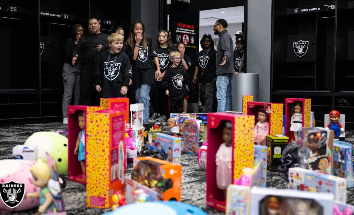 Las Vegas Raiders create holiday magic for community youth