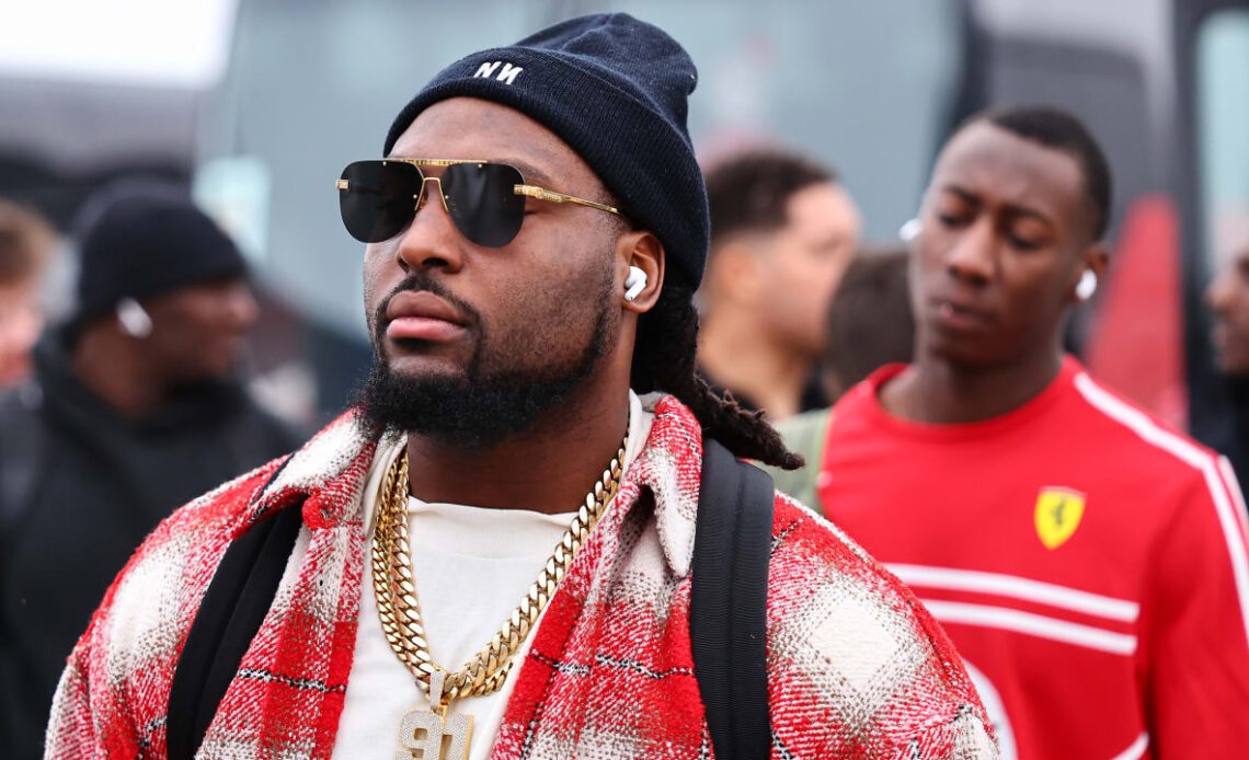 Photos: Chiefs Arrive in Los Angeles for Week 18 vs. Chargers