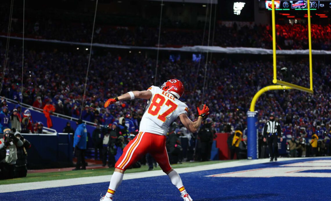 TOUCHDOWN: Patrick Mahomes Finds a WIDE OPEN Travis Kelce for the Score 