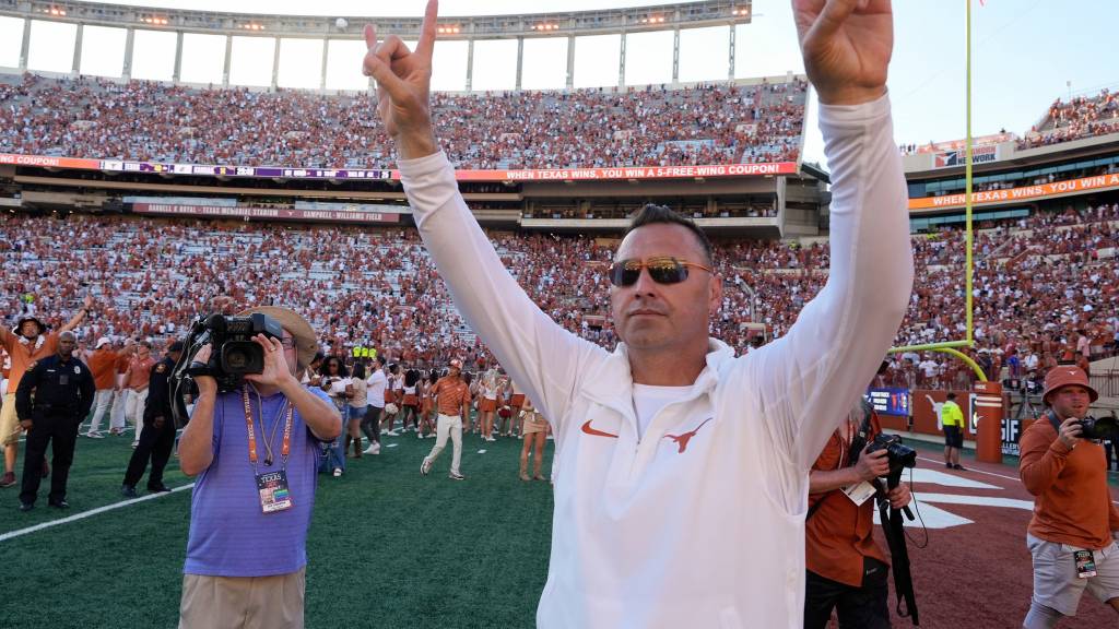 Texas HC Steve Sarkisian signs four-year extension with Longhorns