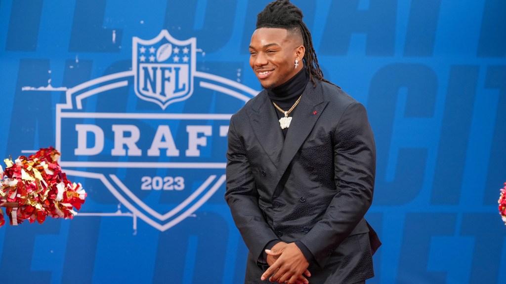 Falcons pass on RB Bijan Robinson in Draft Wire’s 2023 redraft