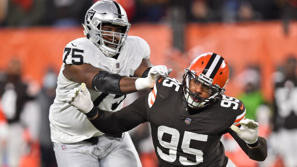 49ers sign former Raiders T Brandon Parker