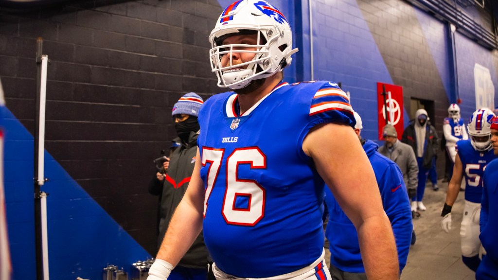 Buffalo Bills extend former Wisconsin offensive lineman David Edwards