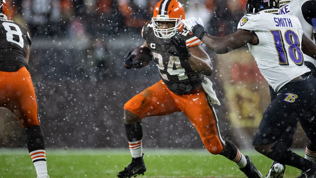 Amari Cooper gives Nick Chubb a very fitting comeback gift