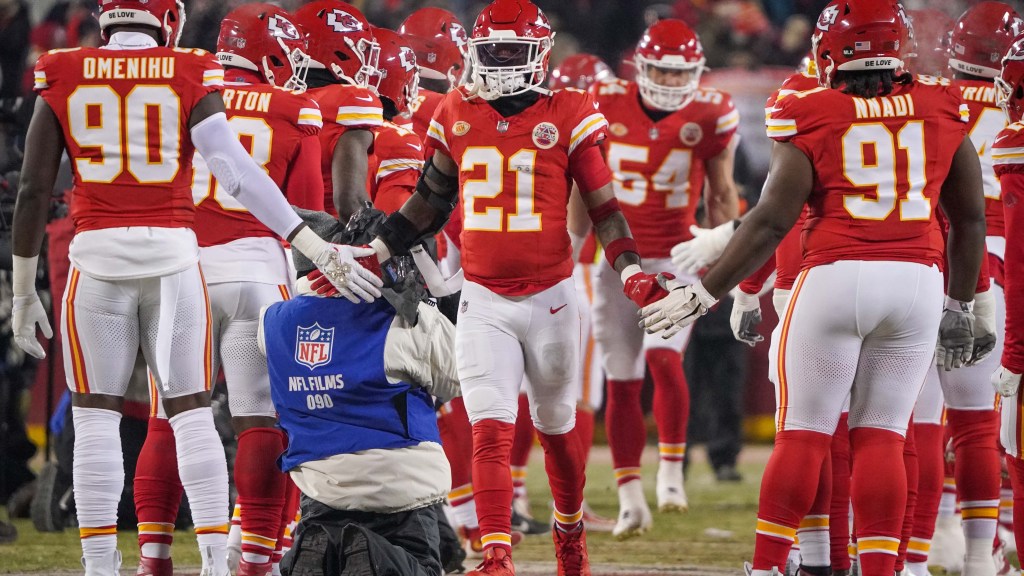 Mike Edwards wears shoulder sling at Buffalo Bills spring practices