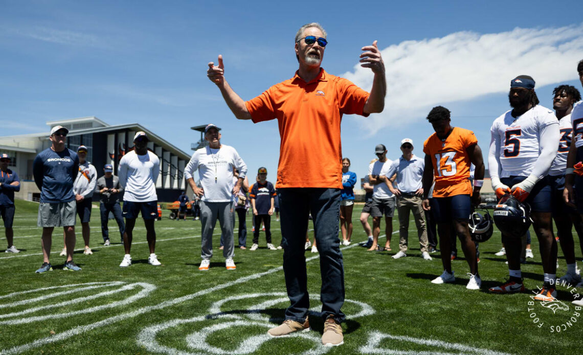 New Ring of Famer Steve Foley visits Broncos Park Powered by CommonSpirit, honored at OTA practice